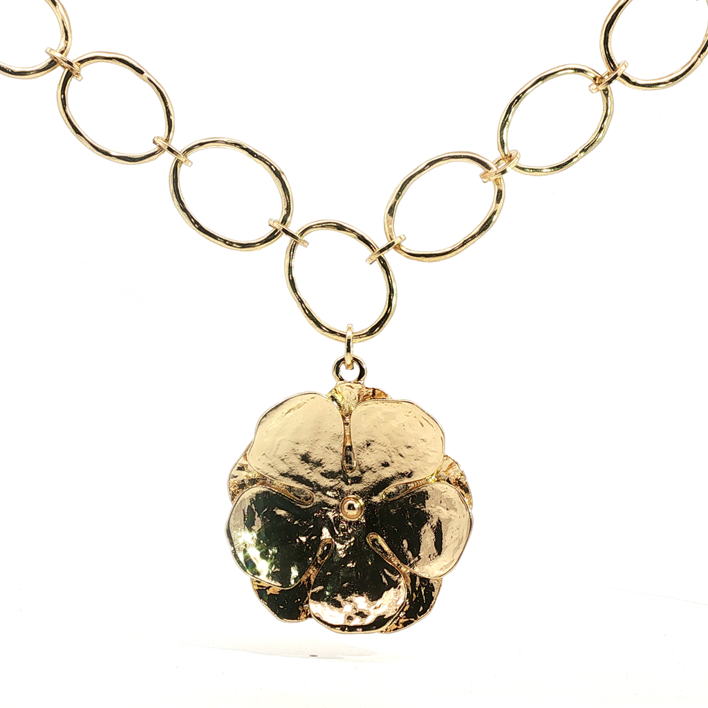 Textured Floral Pendant Necklace in Yellow Gold