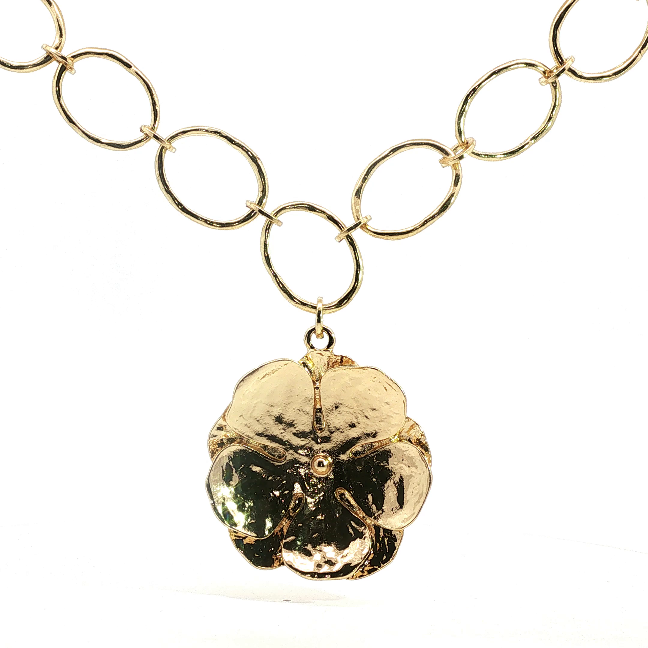 Textured Floral Pendant Necklace in Yellow Gold
