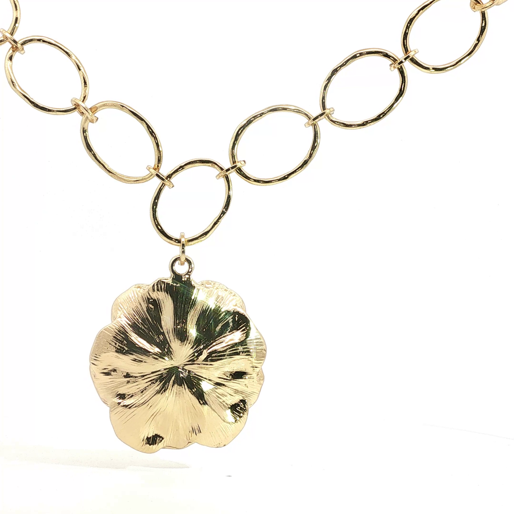 Textured Floral Pendant Necklace in Yellow Gold