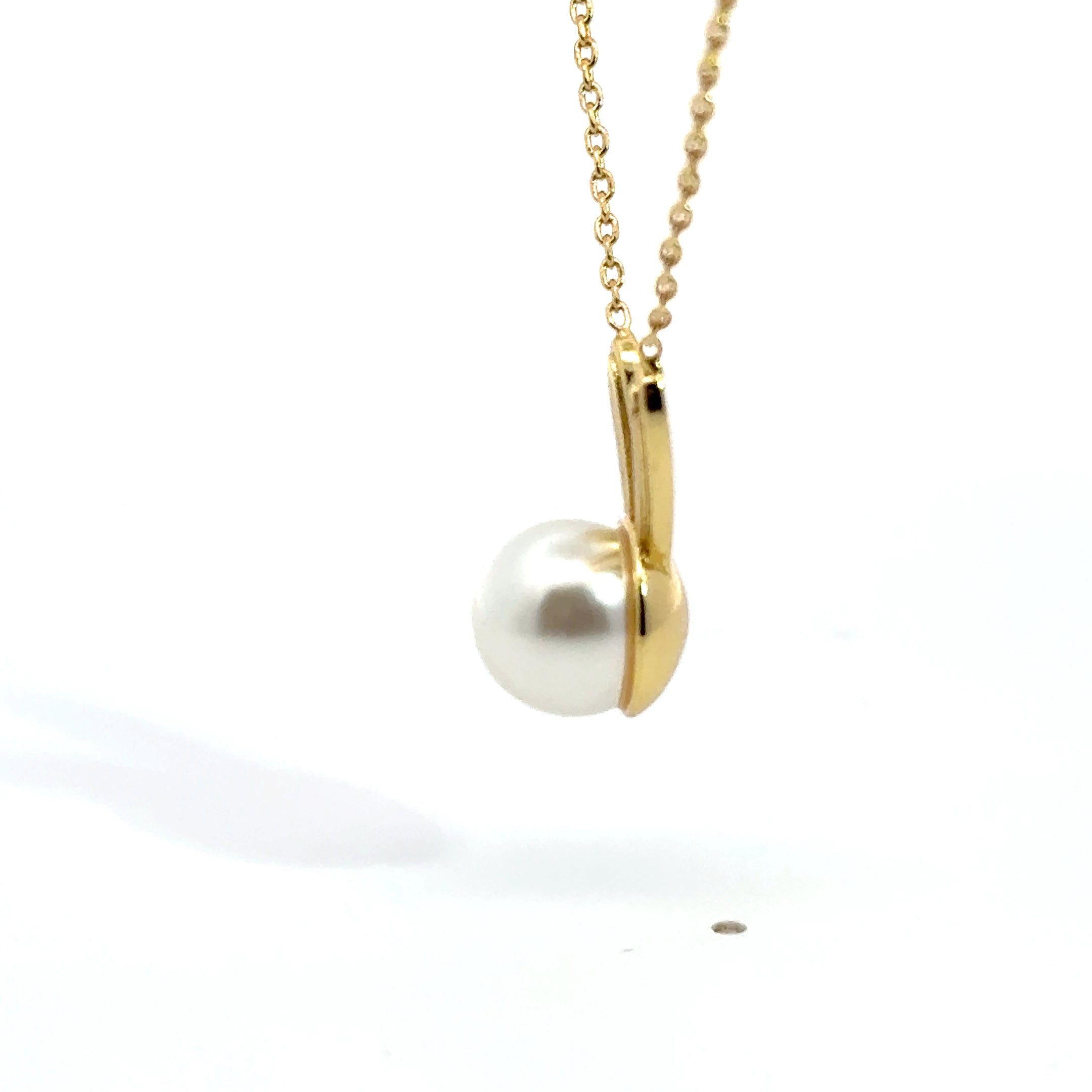 Yellow Gold Necklace with Round Cabochon Pearl