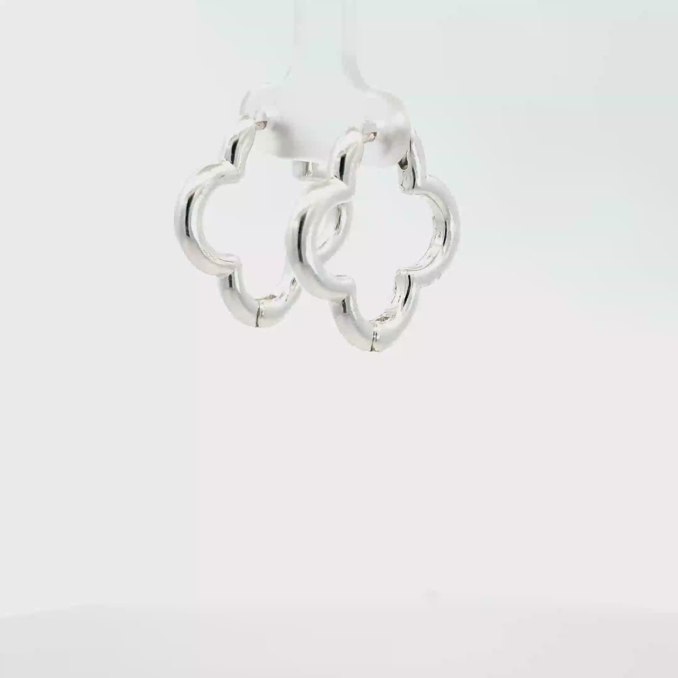 Clover-Shaped Silver Hoop Earrings in White Gold