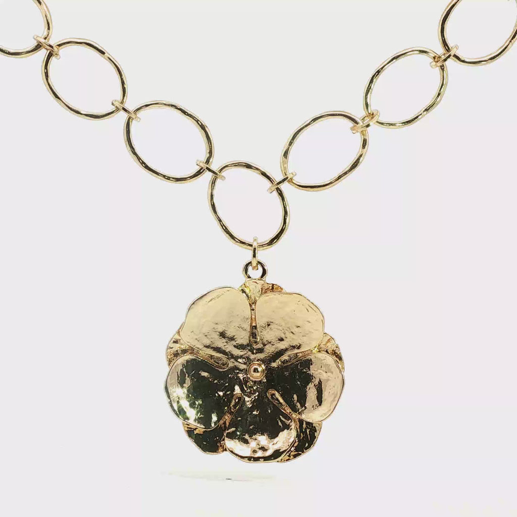 Textured Floral Pendant Necklace in Yellow Gold